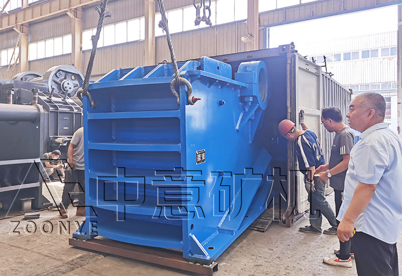 20220615019.jpg 顎式破碎機(jī)裝車中